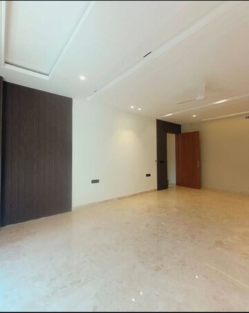 Room in 3 BHK Builder Floor at Sector 33 – for Sale