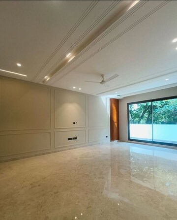 Room in 3 BHK Builder Floor at Sector 33 – for Sale