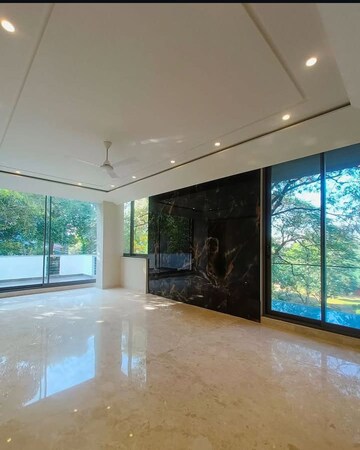 Room in 3 BHK Builder Floor at Sector 33 – for Sale