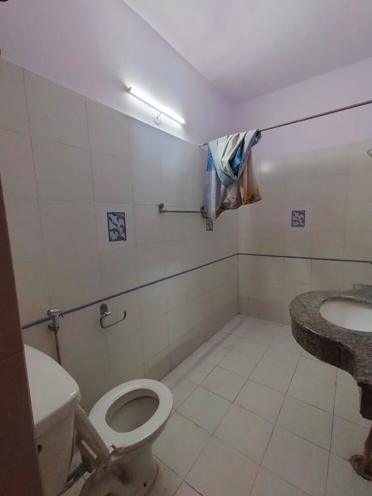 Bathroom, defence colony 3 Bedroom 2000 Sq.Ft. Apartment In Defence Colony Delhi 8596265