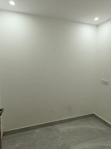 Room in 2 BHK Builder Floor at Tulip Mall, Sector 46 – for Rent