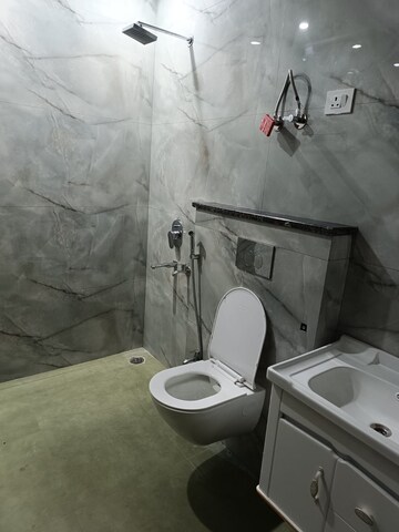 Bathroom in 2 BHK Builder Floor at Tulip Mall, Sector 46 – for Rent