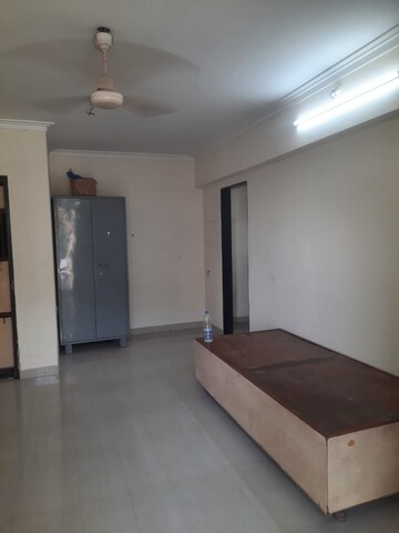 Room in 3 BHK Apartment at Mahesh Tower, Andheri West – for Rent