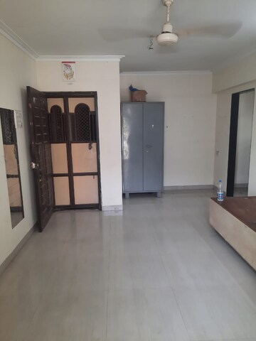 Room in 3 BHK Apartment at Mahesh Tower, Andheri West – for Rent