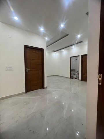 Room in 3 BHK Apartment at Skynet Towers, Patiala Road – for Sale