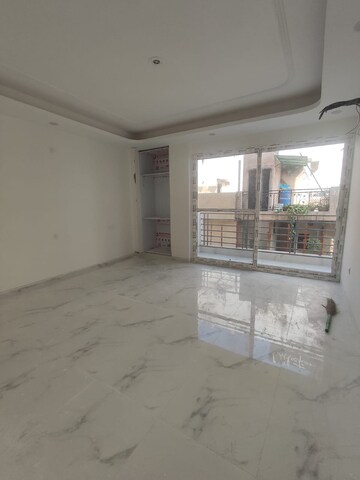 Room in 3.5 BHK Apartment at Palm Residency Chhatarpur, Chattarpur – for Sale