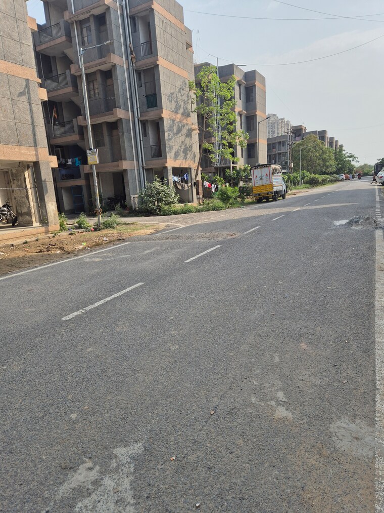 Balcony, sector 10 greater noida 1.5 Bedroom 30 Sq.Mt. Apartment In Sector 10 Greater Noida Greater Noida 8596515