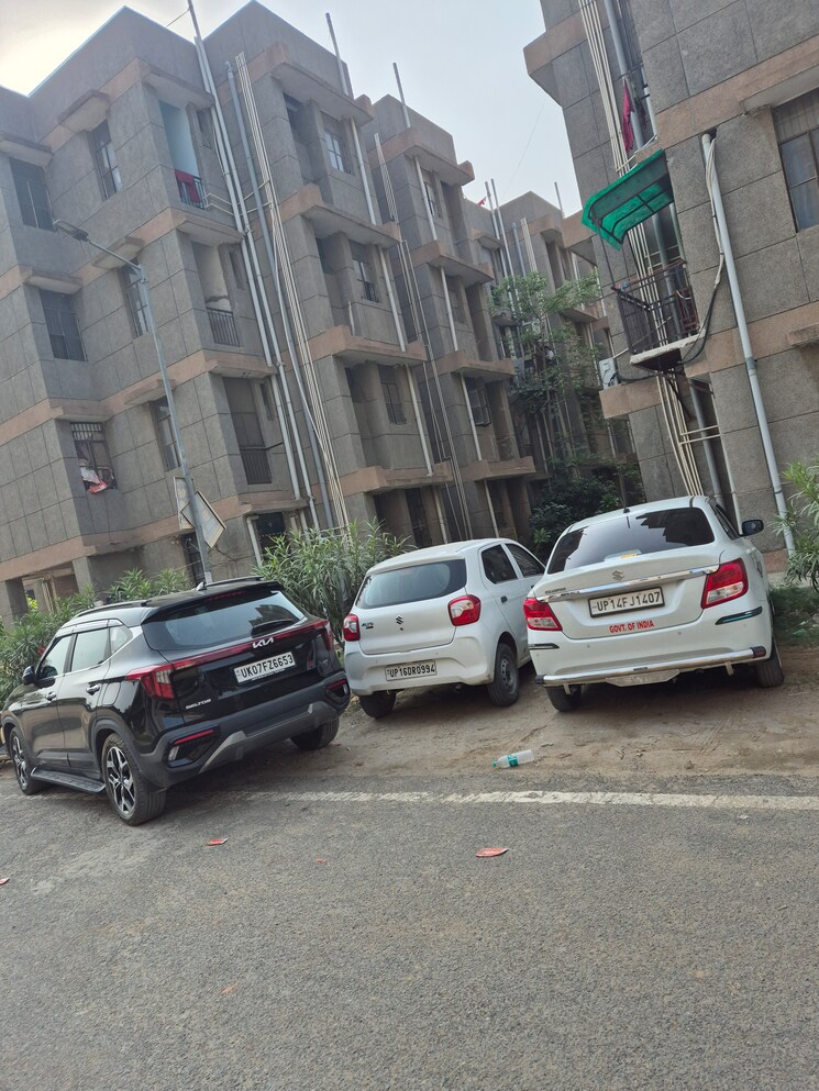  Parking, sector 10 greater noida 1.5 Bedroom 30 Sq.Mt. Apartment In Sector 10 Greater Noida Greater Noida 8596525