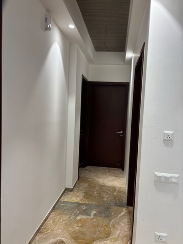 Building Lobby in 3 BHK Builder Floor at DLF City Gurgaon, Sector 27 – for Rent