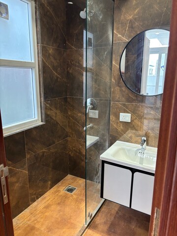 Bathroom in 3 BHK Builder Floor at DLF City Gurgaon, Sector 27 – for Rent
