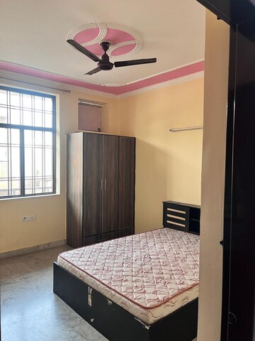 Bedroom in 2 BHK Builder Floor at Sector 40 – for Rent