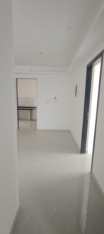 Room in 2 BHK Apartment at Dev Leo Tower, Oshiwara – for Rent