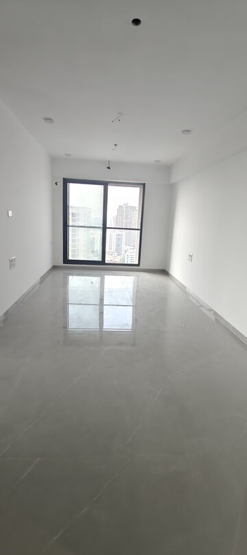 Room in 2 BHK Apartment at Dev Leo Tower, Oshiwara – for Rent