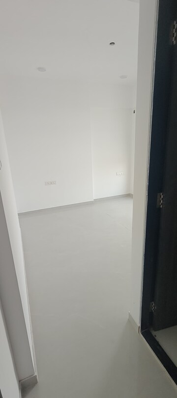 Room in 2 BHK Apartment at Dev Leo Tower, Oshiwara – for Rent