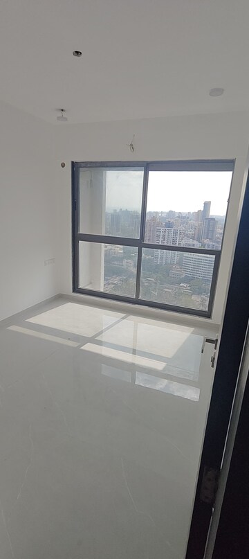 Room in 2 BHK Apartment at Dev Leo Tower, Oshiwara – for Rent