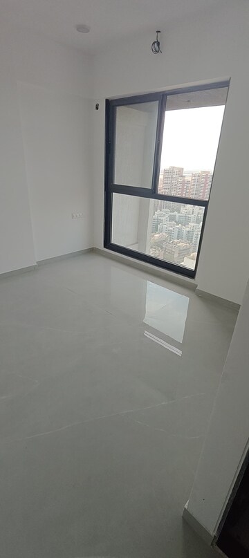 Room in 2 BHK Apartment at Dev Leo Tower, Oshiwara – for Rent