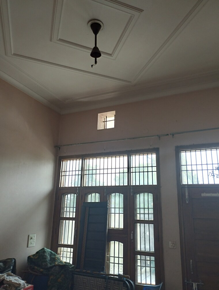 Room, sector 15 5 Bedroom 300 Sq.Yd. Independent House In Sector 15 Sonipat 8596826