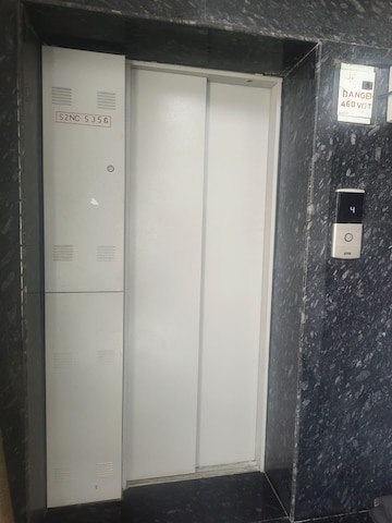 Building Lobby in 3.5 BHK Builder Floor at Sector 29 – for Rent