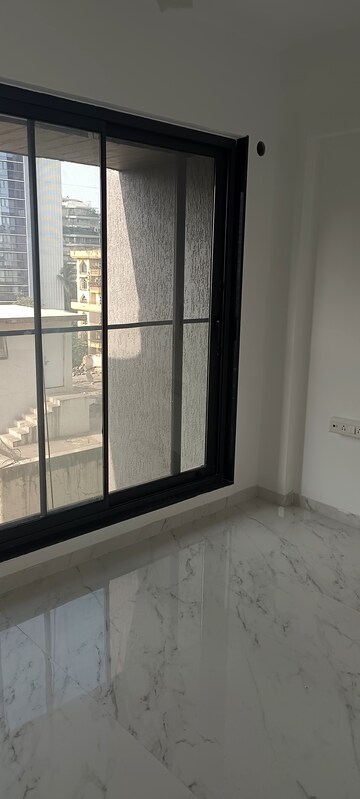 Room in 2.5 BHK Apartment at DLH Dawn, Santacruz West – for Rent
