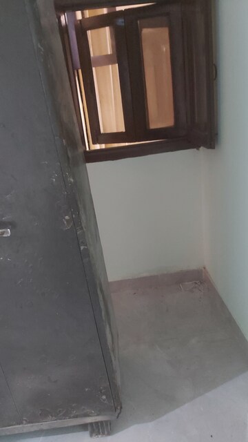 Furnished Amenities in 2.5 BHK Builder Floor at Mayur Vihar – for Rent