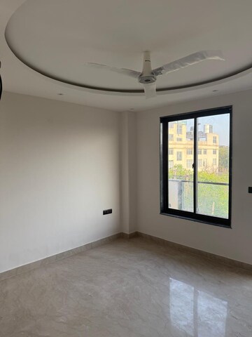 Room in 3 BHK Builder Floor at Sagavi Apartment, Sector 55 – for Rent