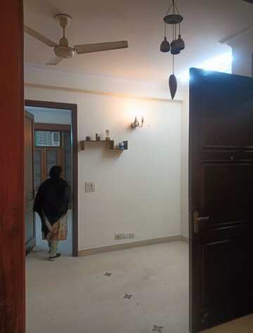 Furnished Amenities in 3.5 BHK Builder Floor at Chittaranjan Park – for Rent