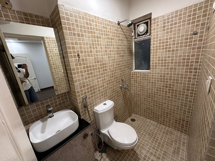 Bathroom, paras-tierea 3 Bedroom 1410 Sq.Ft. Apartment In Sector 137 Noida 8596950