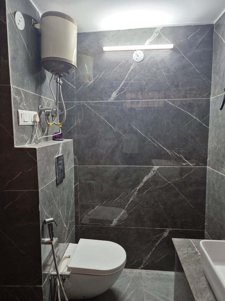 Bathroom, vasant kunj 3 Bedroom 1800 Sq.Ft. Apartment In Vasant Kunj Delhi 8596951