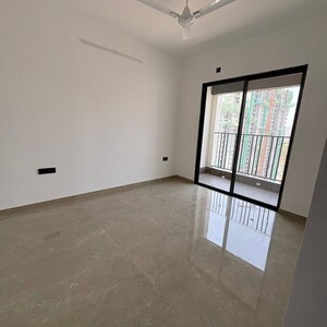 Room in 4 BHK Apartment at Kalpataru Jade Residences, Link Road – for Sale