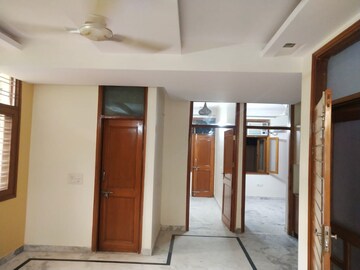 Room in 3 BHK Builder Floor at Sector 40 – for Rent