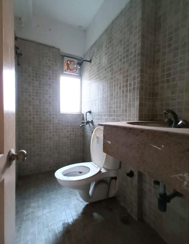 Bathroom, paras-tierea 2 Bedroom 960 Sq.Ft. Apartment In Sector 137 Noida 8597134