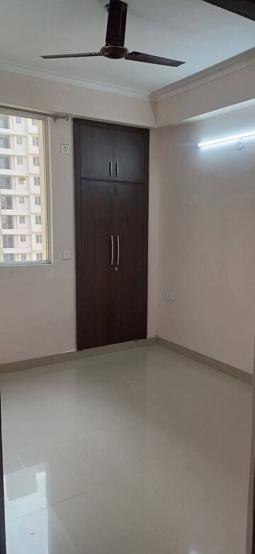 Room in 2 BHK Apartment at Amrapali Golf Homes, Sector 4 Greater Noida – for Sale