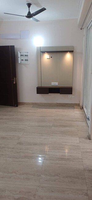 Room in 2 BHK Apartment at Amrapali Golf Homes, Sector 4 Greater Noida – for Sale