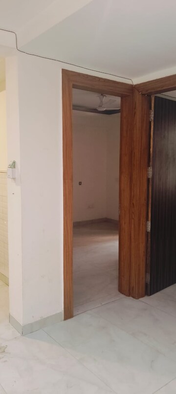 Room in 3 BHK Builder Floor at Andheria Mor Village – for Rent