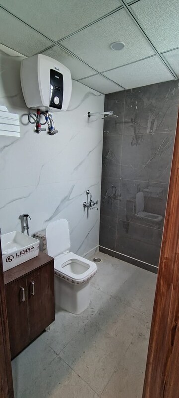 Bathroom in 1 BHK Builder Floor at Sector 40 – for Rent