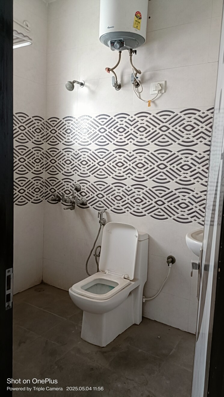 Bathroom, ashoka enclave 3 Bedroom 195 Sq.Yd. Builder Floor In Ashoka Enclave Faridabad 8597352