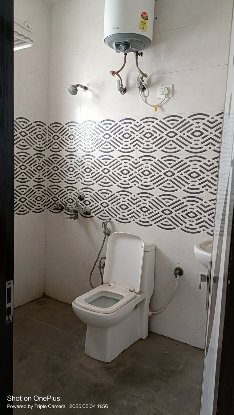 Bathroom, ashoka enclave 3 Bedroom 195 Sq.Yd. Builder Floor In Ashoka Enclave Faridabad 8597352