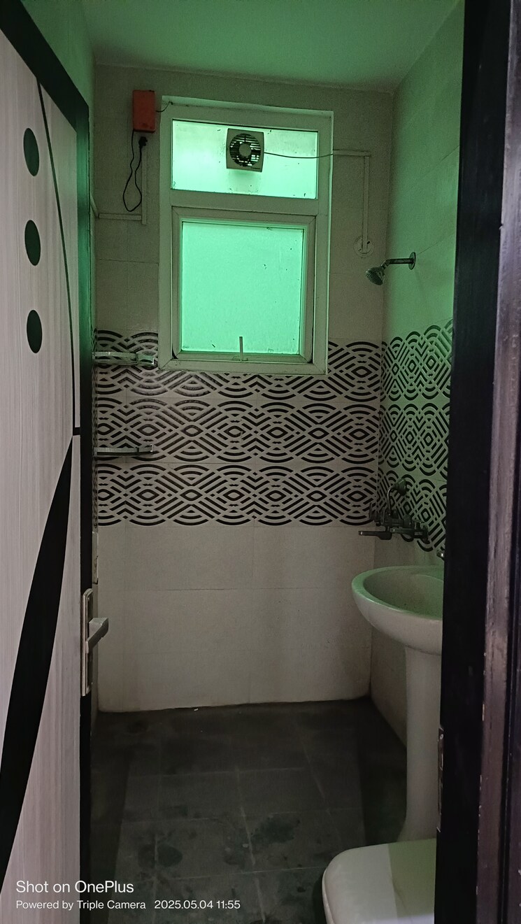 Bathroom, ashoka enclave 3 Bedroom 195 Sq.Yd. Builder Floor In Ashoka Enclave Faridabad 8597352