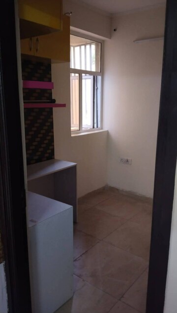 Room in 2 BHK Apartment at Himalaya Pride, Tech Zone 4 Greater Noida – for Rent