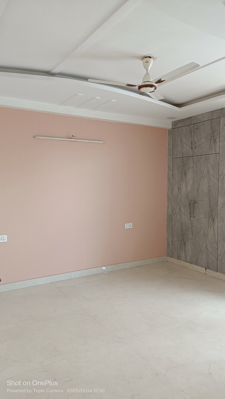 Room, ashoka enclave 4 Bedroom 233 Sq.Yd. Builder Floor In Ashoka Enclave Faridabad 8597481