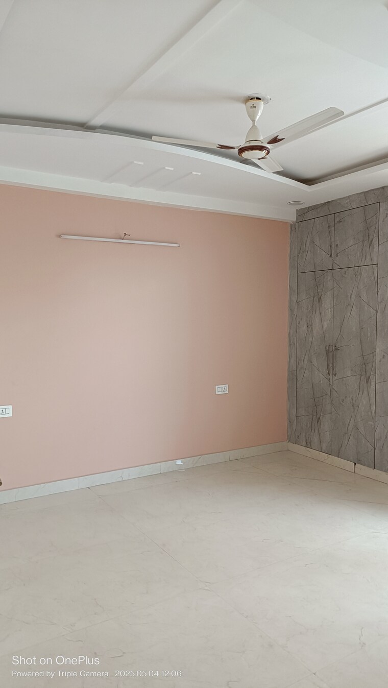 Room, ashoka enclave 4 Bedroom 233 Sq.Yd. Builder Floor In Ashoka Enclave Faridabad 8597481