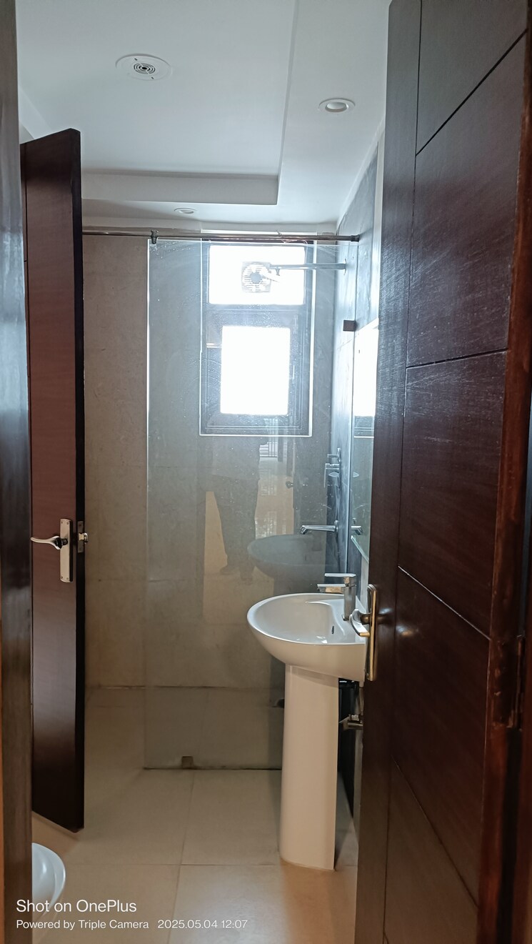 Bathroom, ashoka enclave 4 Bedroom 233 Sq.Yd. Builder Floor In Ashoka Enclave Faridabad 8597481