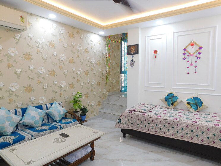 Living Room, hauz khas 3 Bedroom 110 Sq.Yd. Apartment In Hauz Khas Delhi 8597659