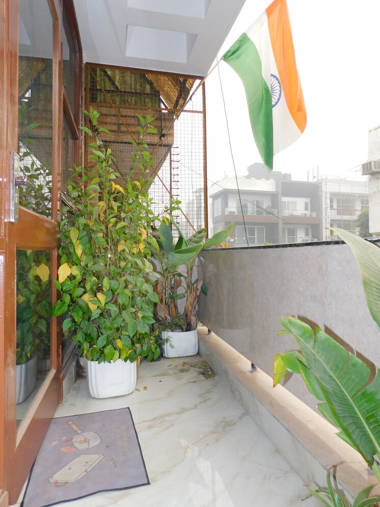 Balcony, hauz khas 3 Bedroom 110 Sq.Yd. Apartment In Hauz Khas Delhi 8597659