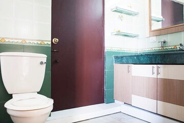 Bathroom in 5 BHK Apartment at Suncity Essel Tower, Sector 28 – for Rent
