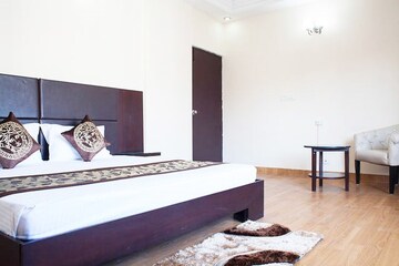 Bedroom in 5 BHK Apartment at Suncity Essel Tower, Sector 28 – for Rent