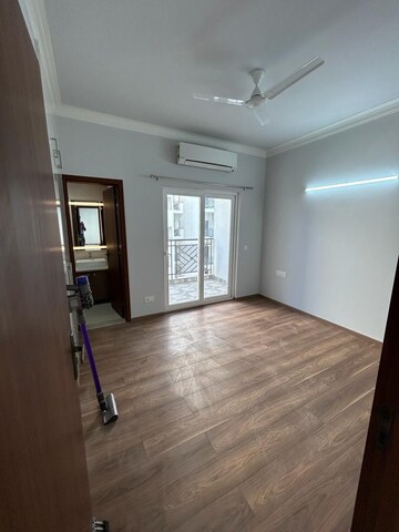 Room in 3 BHK Apartment at Central Park Flower Valley Aqua Front Towers, Sohna Sector 33 – for Rent