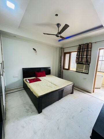 Bedroom in 4 BHK Builder Floor at Sector 40 – for Rent