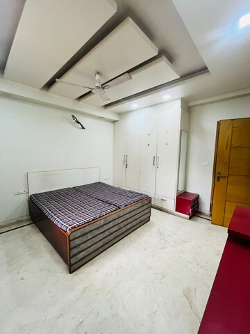 Bedroom in 4 BHK Builder Floor at Sector 40 – for Rent
