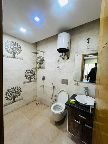 Master Bedroom in 4 BHK Builder Floor at Sector 40 – for Rent